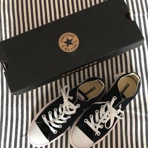 Converse Sneakers Sz 8 Women/Size 6 Men